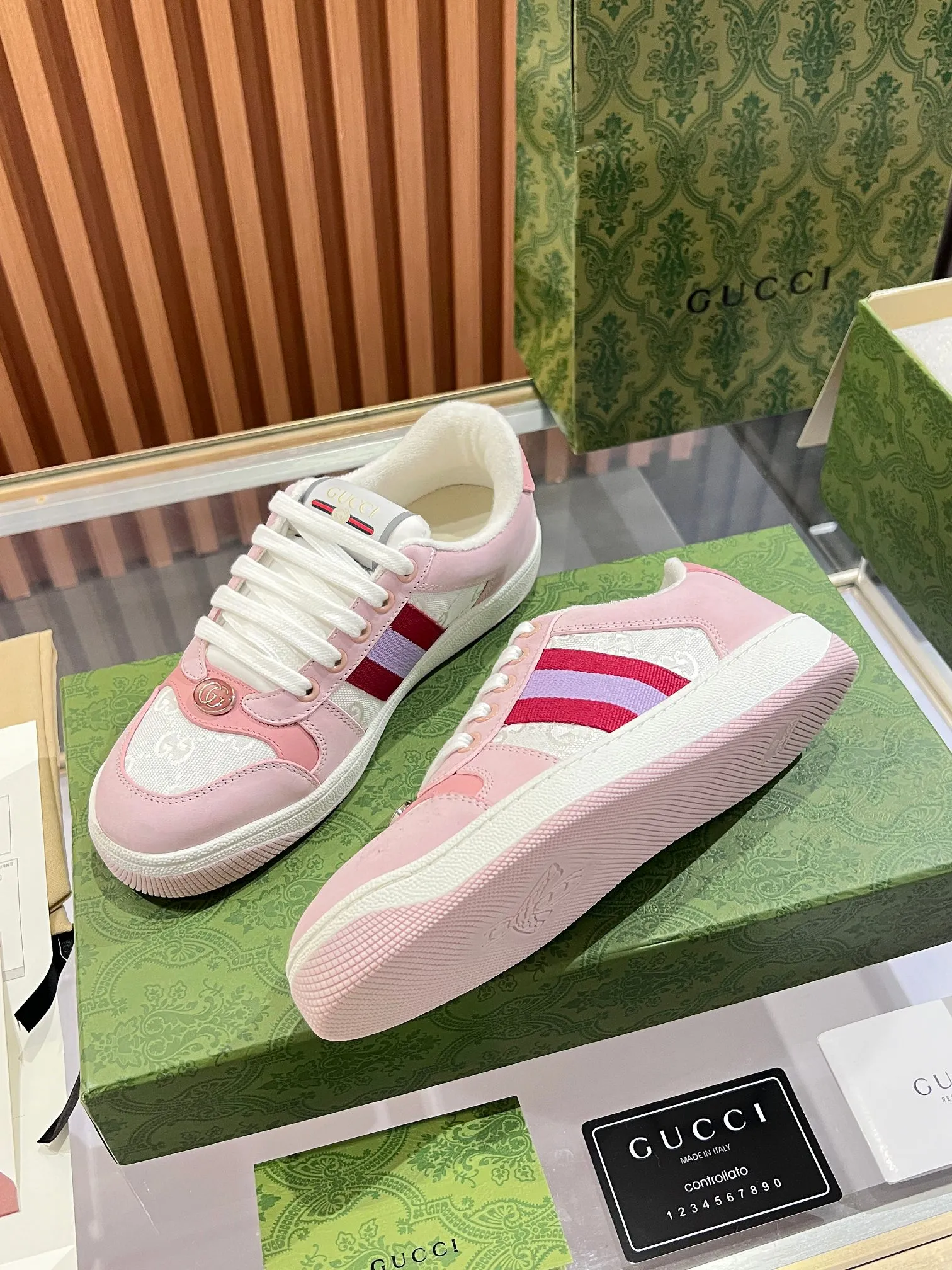 👟👟Ex-factory price 540👟👟 ⚡️Gucci Dirty Shoes Top factory quality, impeccable at the counter, the comfort is incredible. Retro distressed elements, washed retro logo on the tongue, metal double LOGO, 99% recognizable, full of Gucci elements; terry cloth lining, cowhide foot pads and 3mm latex are much more comfortable than real leather shoes. Environmentally friendly TPU wear-resistant outsole, soft and elastic. The inside of the tongue is made of imported elastic bands, which have great tension and won't strangle your feet. I don't develop the shoes without the original version. Only by getting the original version can the shoes be accurate and beat the market version instantly. Every stitch and every stitch is very tight and full. The debugging process is the most painstaking and requires no less than a hundred modifications before it is adjusted to the perfect state so that it can be worn comfortably by all foot types! Size 35-40 women’s model)